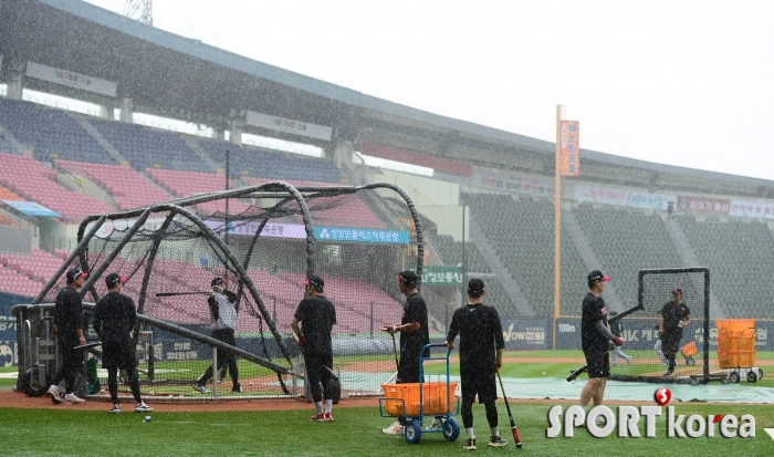 거센 빗속에서 훈련하는 LG 선수들