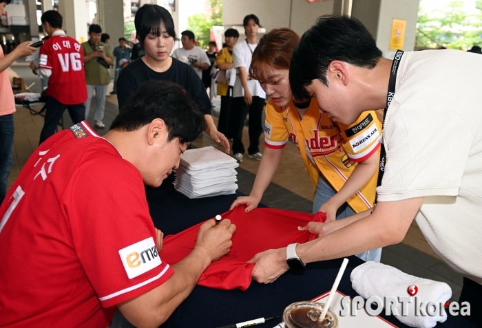 추신수 `정성스러운 팬사인회`