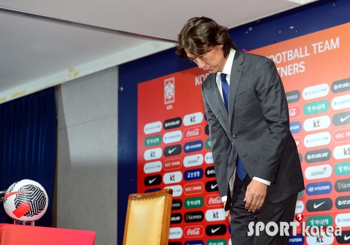 홍명보 축구대표팀 감독 `고개 숙여 인사`