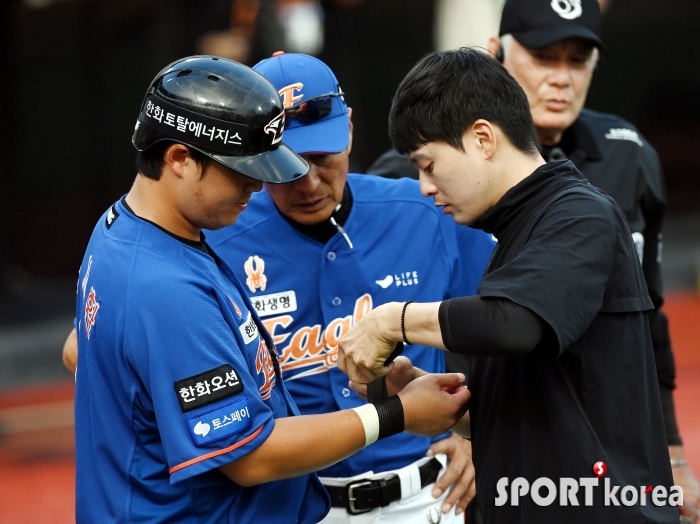 투구 맞고 치료받는 노시환