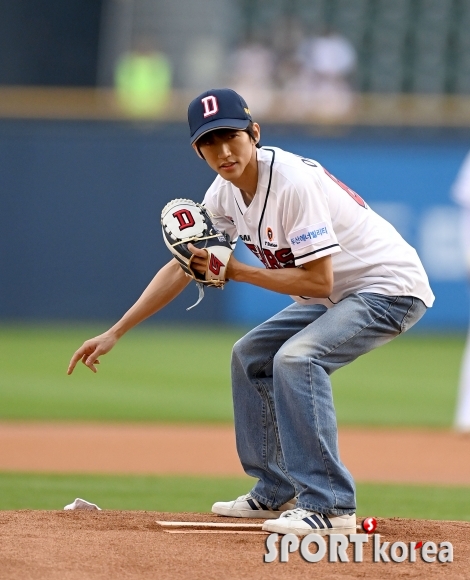 이승윤, 독특한 포즈의 시구