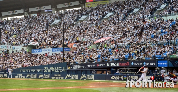 두산, 올 시즌 10구단 최초 100만 관중 돌파