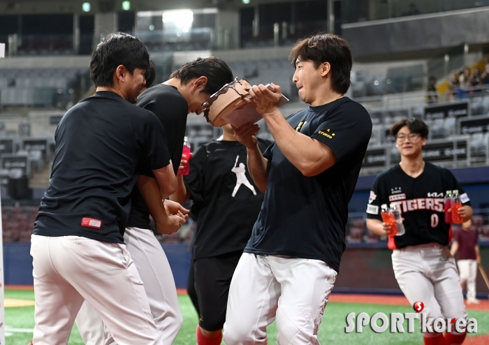 나성범 `축하 케익을 맞아라`