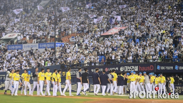 만원 관중 앞에서 연패 끊은 두산 선수들