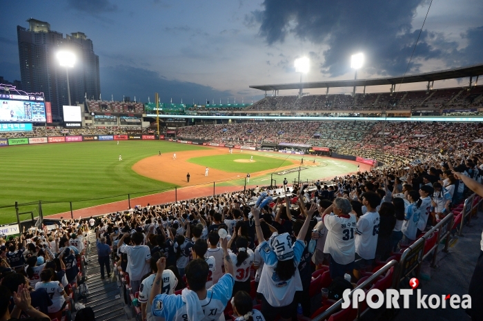 KBO 최다관중 신기록 `폭염보다 더 뜨거운 프로야구 열기!`