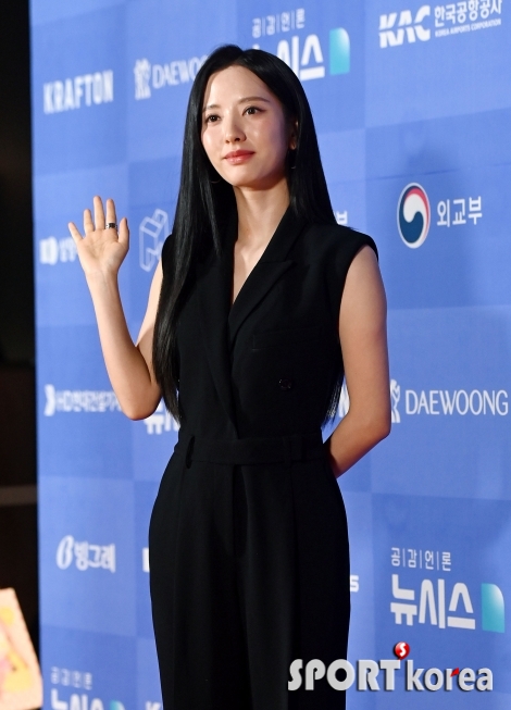 올 블랙으로 멋을 낸 김지연