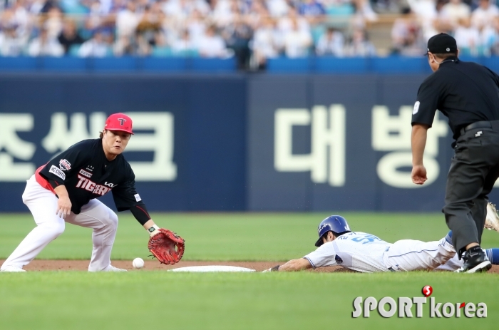 1회말 도루에 성공하는 삼성 김지찬!