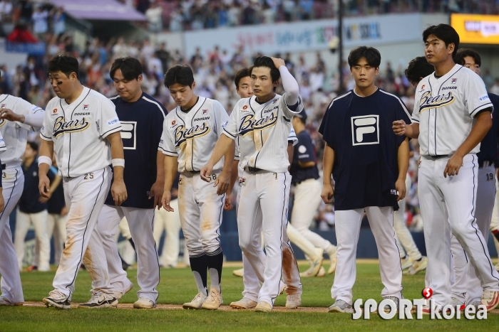 연장 승부 끝에 3-4으로 패한 두산 선수들