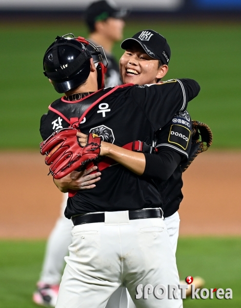 부상 복귀 축하받는 소형준!