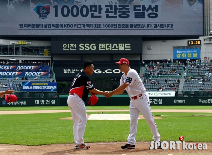 이범호 감독-이숭용 감독 `KBO 1,000만 관중돌파 기념`