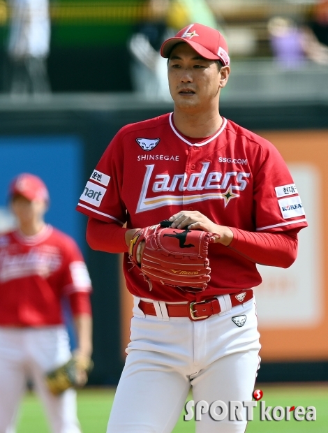 피치컴으로 사인 보내는 김광현