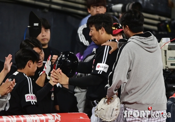 준PO 최다 안타 신기록 축하 받는 김현수