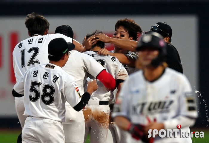 심우준, 연장 11회말 끝내기 안타!