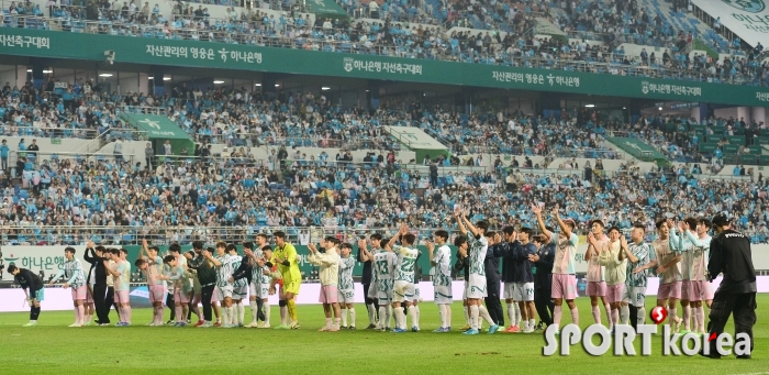 하나은행 자선축구대회 4-3 팀 기성용 승리