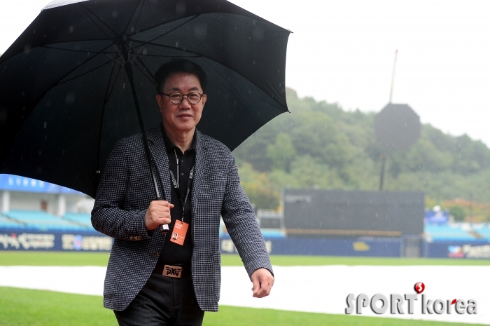 KBO 김시진 경기감독관 `끝까지 기다려 보고 결정하겠습니다`