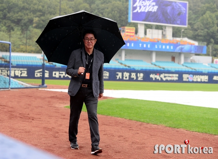 김시진 경기감독관 `비 내리는 라이온즈파크`