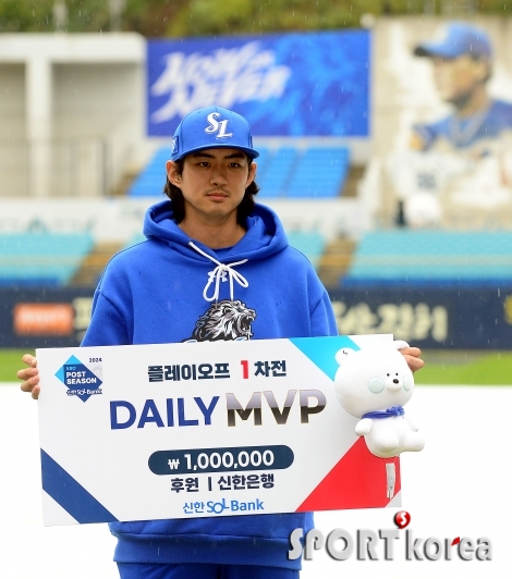 데일리MVP 구자욱 `두통으로 하루 늦은 시상식`