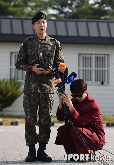 제이홉, `행군 중 시민들의 응원 큰힘 됐어요`