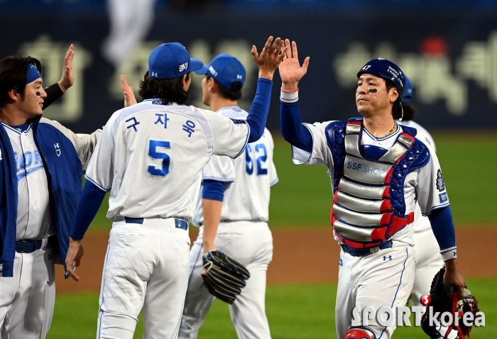 강민호, 데뷔 첫 한국시리즈 승리!