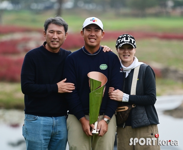 안병훈, 10여년 걸린 한국에서 우승 부모님과 함께