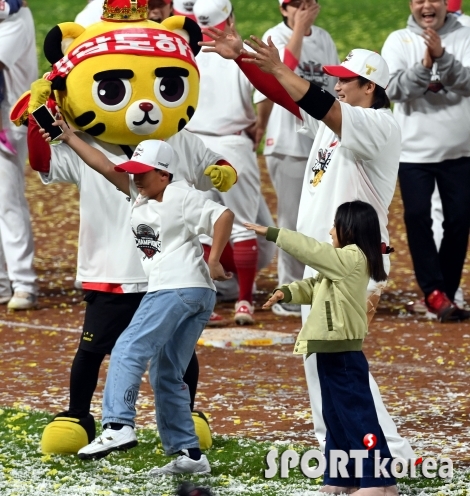 나성범, 가족과 우승 댄스!