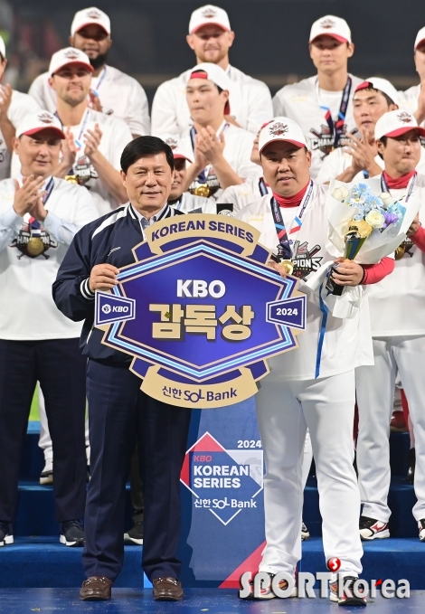 KBO 감독상 수상한 이범호 감독