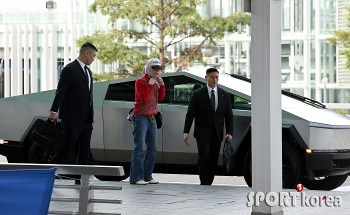 공항 출국 지드래곤 `시선 사로잡는 사이버트럭`