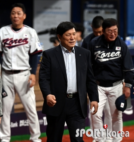 KBO 허구연 총재, 야구대표팀 선전을 응원