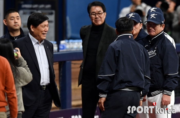 야구대표팀 격려하는 KBO 허구연 총재