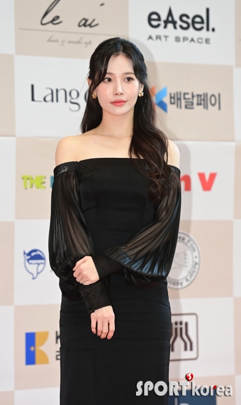 걸스데이 유라, 긴장한 모습으로