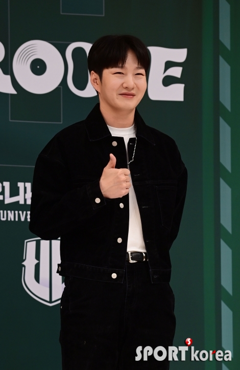 비투비 이창섭, 어색한 웃음