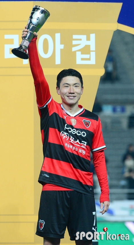 김인성, MVP 트로피 번쩍!