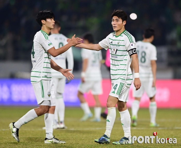 전북, 서울 이랜드와 1차전 2-1로 승리하고 홈으로