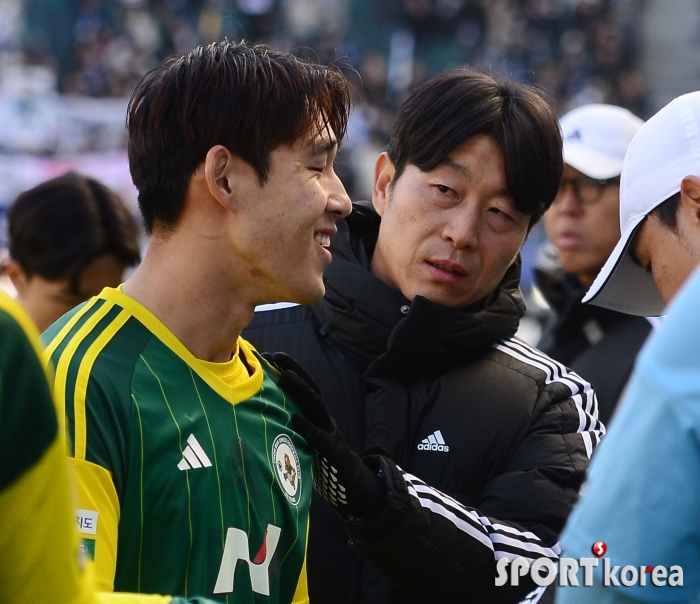 송민규와 이야기 하는 김두현 감독