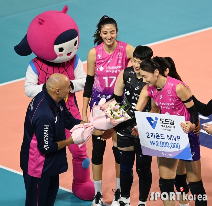 아본단자 감독 `연경 MVP 축하해`