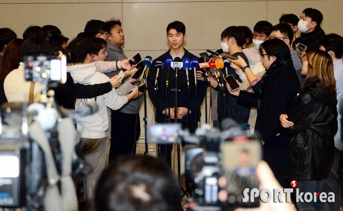 수많은 취재 질문 받는 김혜성