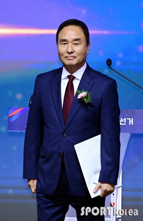 선거 단상 오른 강신욱 후보자