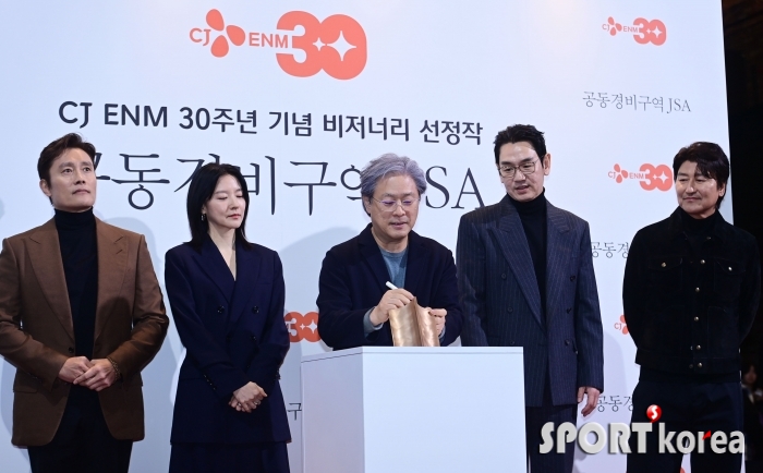 CJ ENM 30주년 기념 트로피에 사인하는 박찬욱 감독