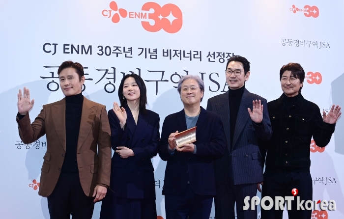 CJ ENM 30주년 기념 트로피 들고