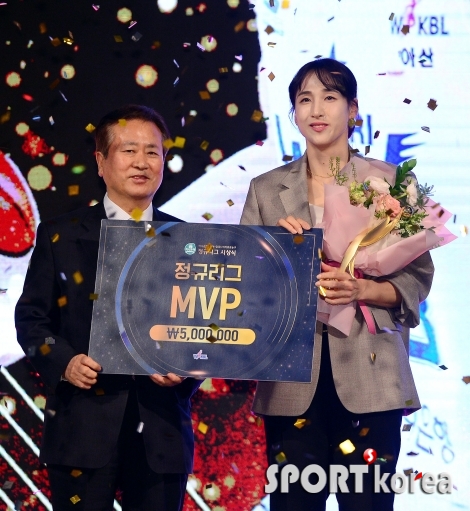 김단비 `만장일치 MVP 선정!`