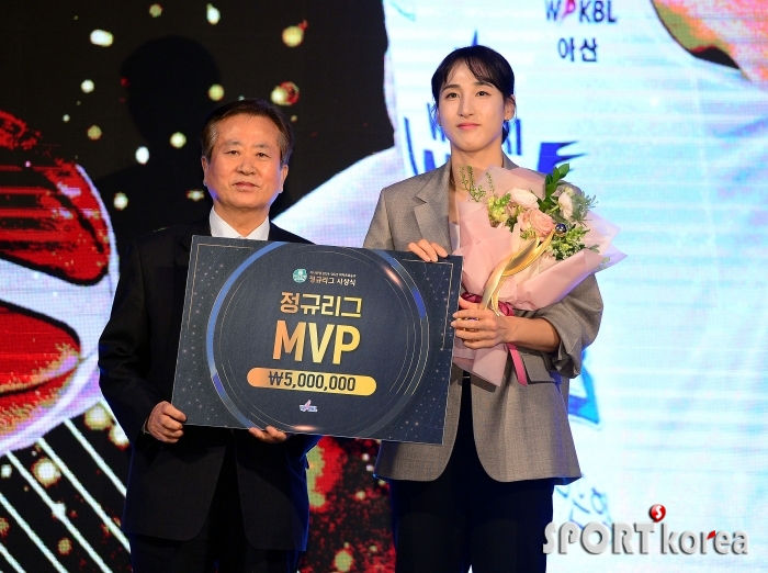 김단비, 역대 2번째 8관왕 MVP