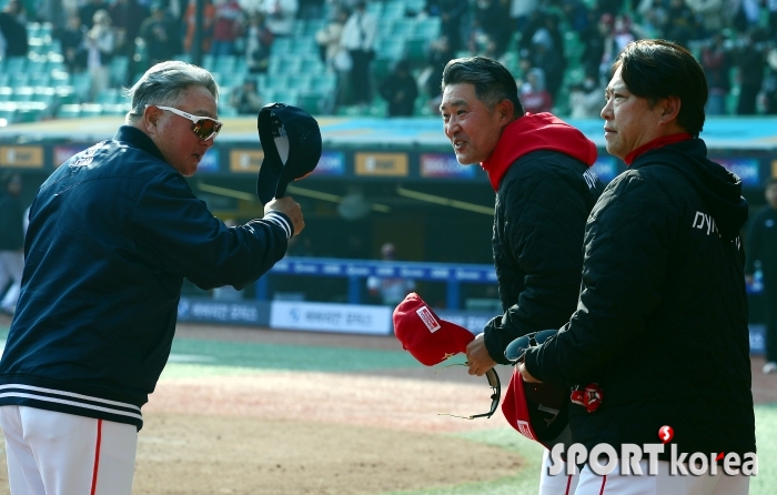 이숭용 감독의 축하를 받는 김경문 감독