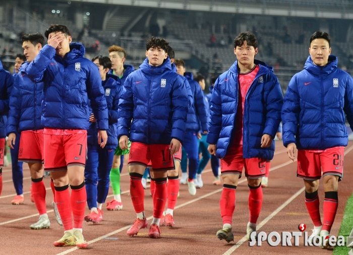 충격 무승부에 굳은 한국 선수들